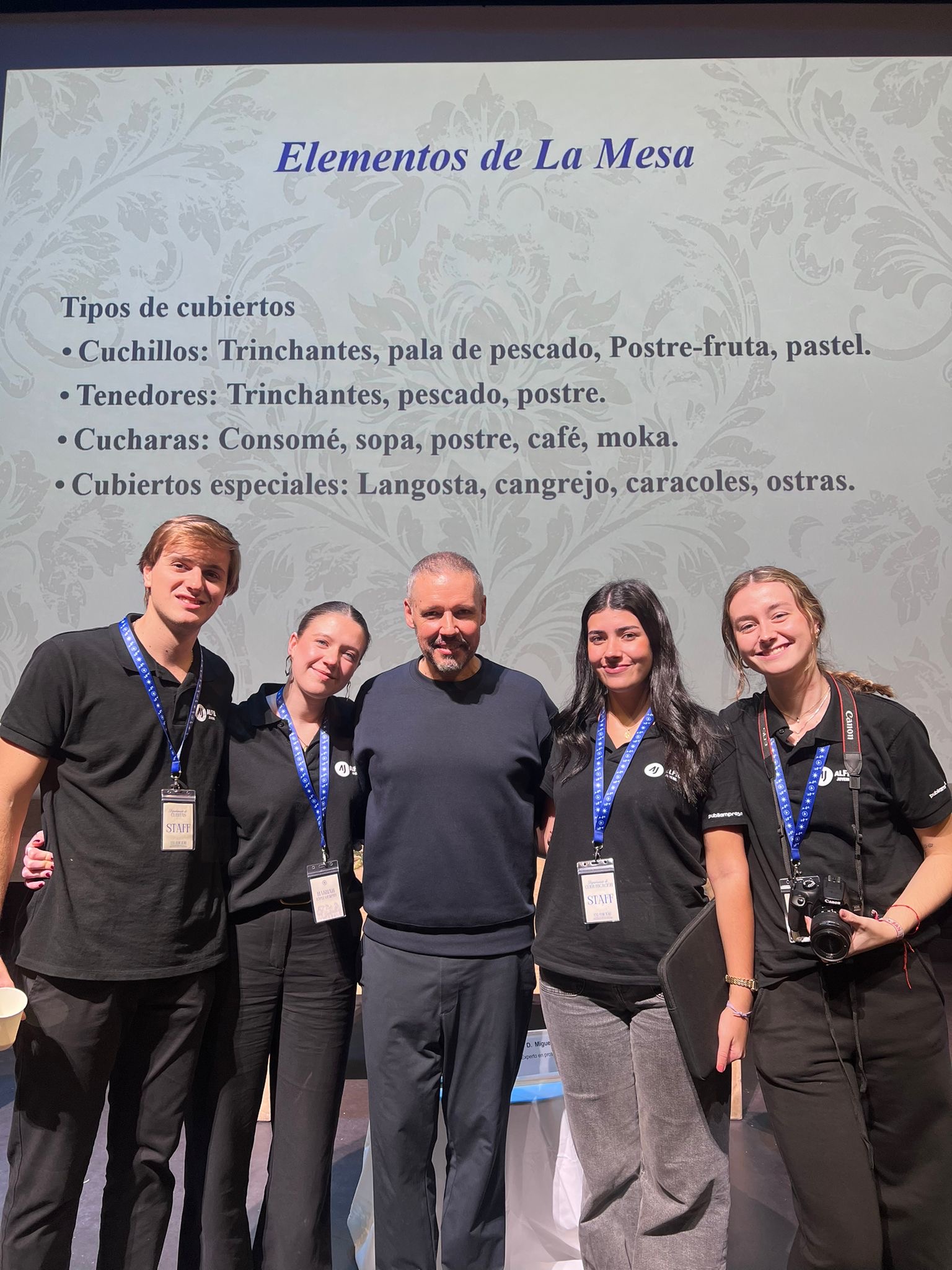 Equipo de staff con ponente invitado